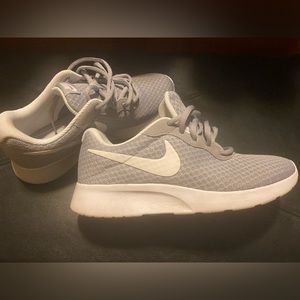 Women’s Nike tennis shoes